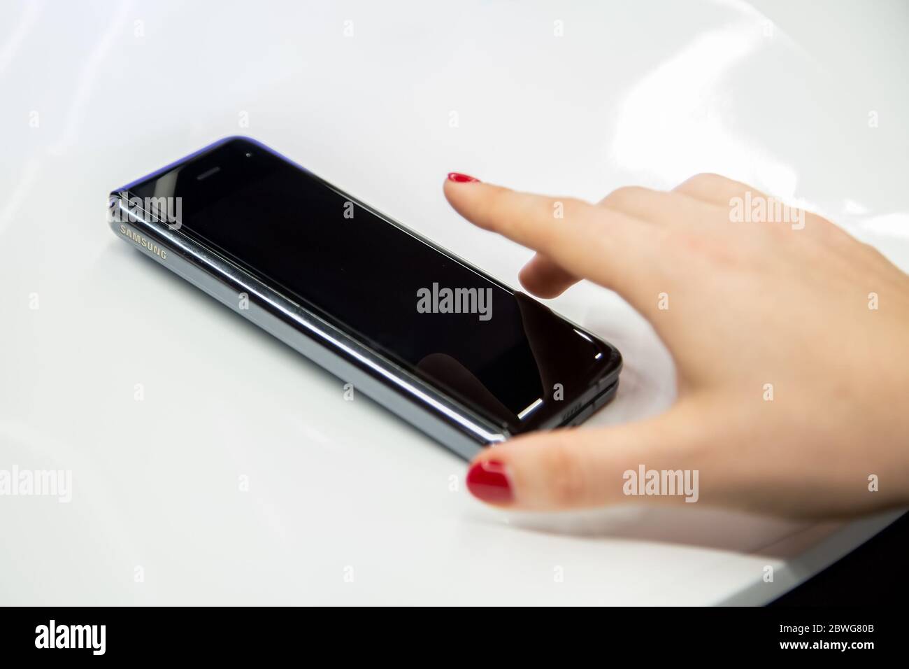 Moscou, Russie - 04 octobre 2019 : une femme touche à la main un nouveau  smartphone phare Samsung Galaxy Fold avec écran flexible. Gros plan. Fond  blanc Photo Stock - Alamy