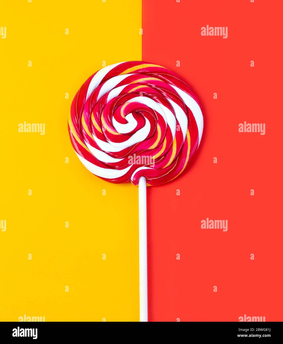 Créole colorée sur fond rouge et jaune.pose plate. Concept minimal Banque D'Images