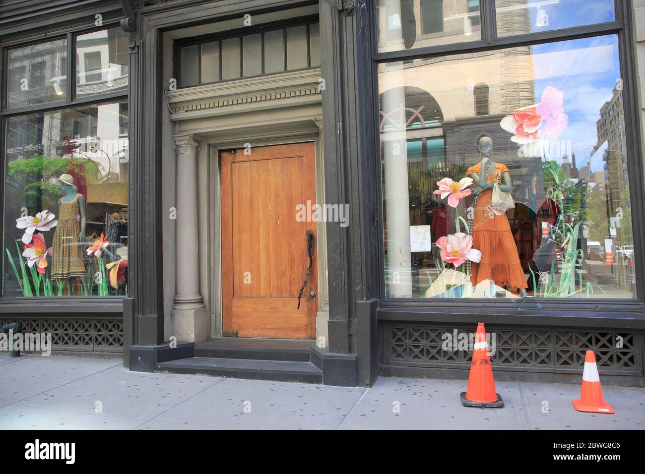 Les vitrines des magasins d'anthropologie ont été écrasées par des vandales et des pillards après une nuit de protestations au sujet de la mort de George Floyd alors qu'il était sous la garde de la police de Minneapolis. 1er juin 2020, 5e Avenue, quartier Flatiron, Lower Manhattan, New York. Banque D'Images