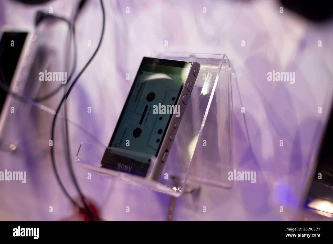 Moscou, Russie - 04 octobre 2019 : lecteur mp3 sony WALKMAN ®..NW-A100  série gris se trouve dans un support fixé au mur, à la mise au point douce,  gros plan Photo Stock - Alamy