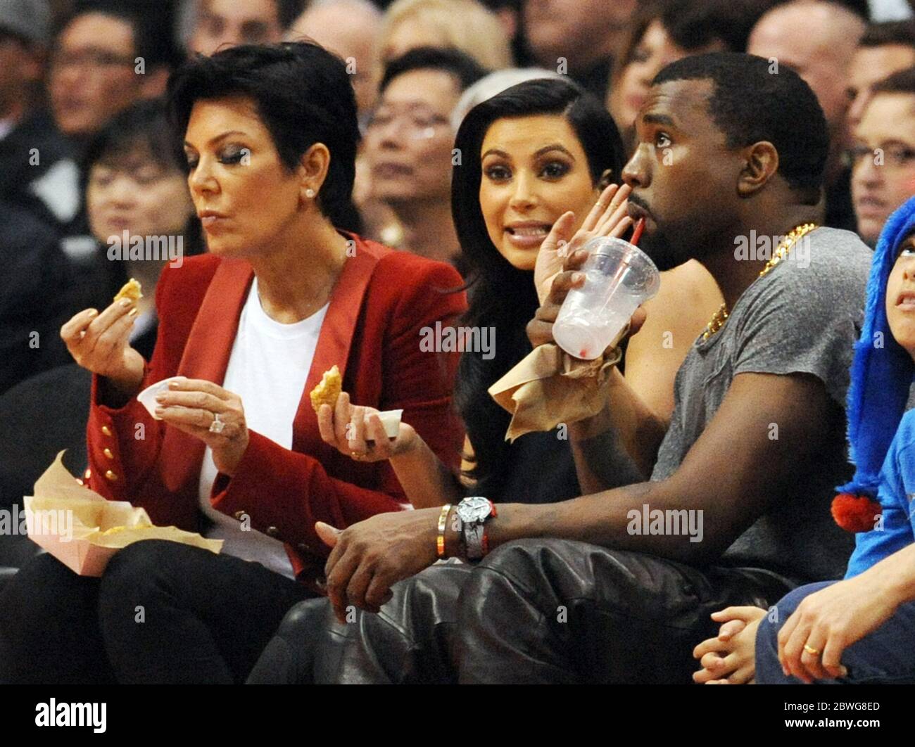 Khloe Kardashian, Kris Kardashian, Kim Kardashian, Bruce Jenner et Kanye West assis ensemble dans la première rangée de matchs de basket-ball, décembre 2012 Banque D'Images