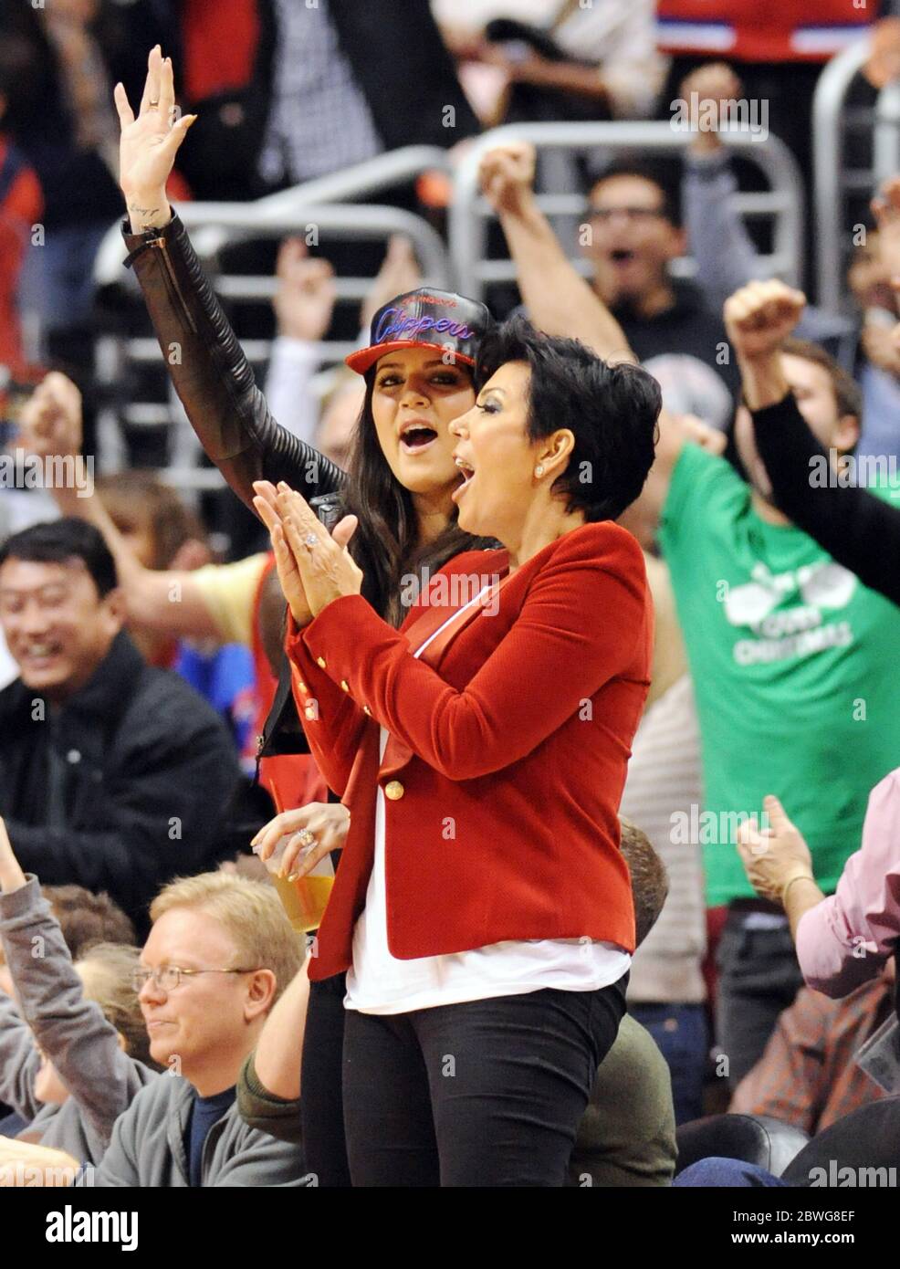 Khloe Kardashian, Kris Kardashian, Kim Kardashian, Bruce Jenner et Kanye West assis ensemble dans la première rangée de matchs de basket-ball, décembre 2012 Banque D'Images