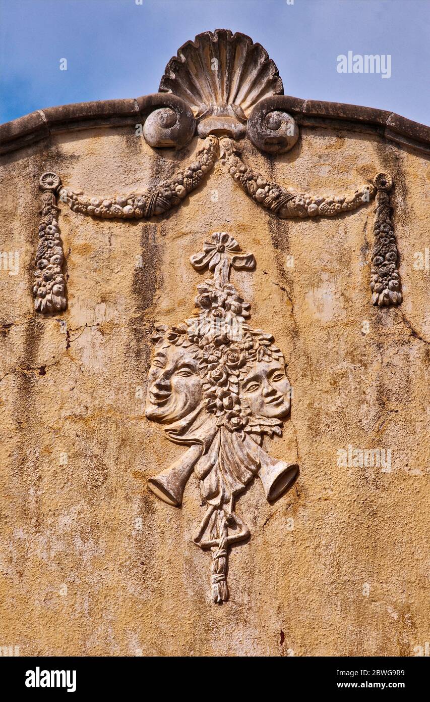 Masques de comédie et de tragédie au sommet de la façade, Capitol Theatre, Spanish Colonial Revival style, Brownsville, Rio Grande Valley, Texas, États-Unis Banque D'Images