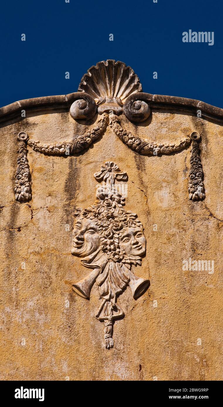 Masques de comédie et de tragédie au sommet de la façade, Capitol Theatre, Spanish Colonial Revival style, Brownsville, Rio Grande Valley, Texas, États-Unis Banque D'Images