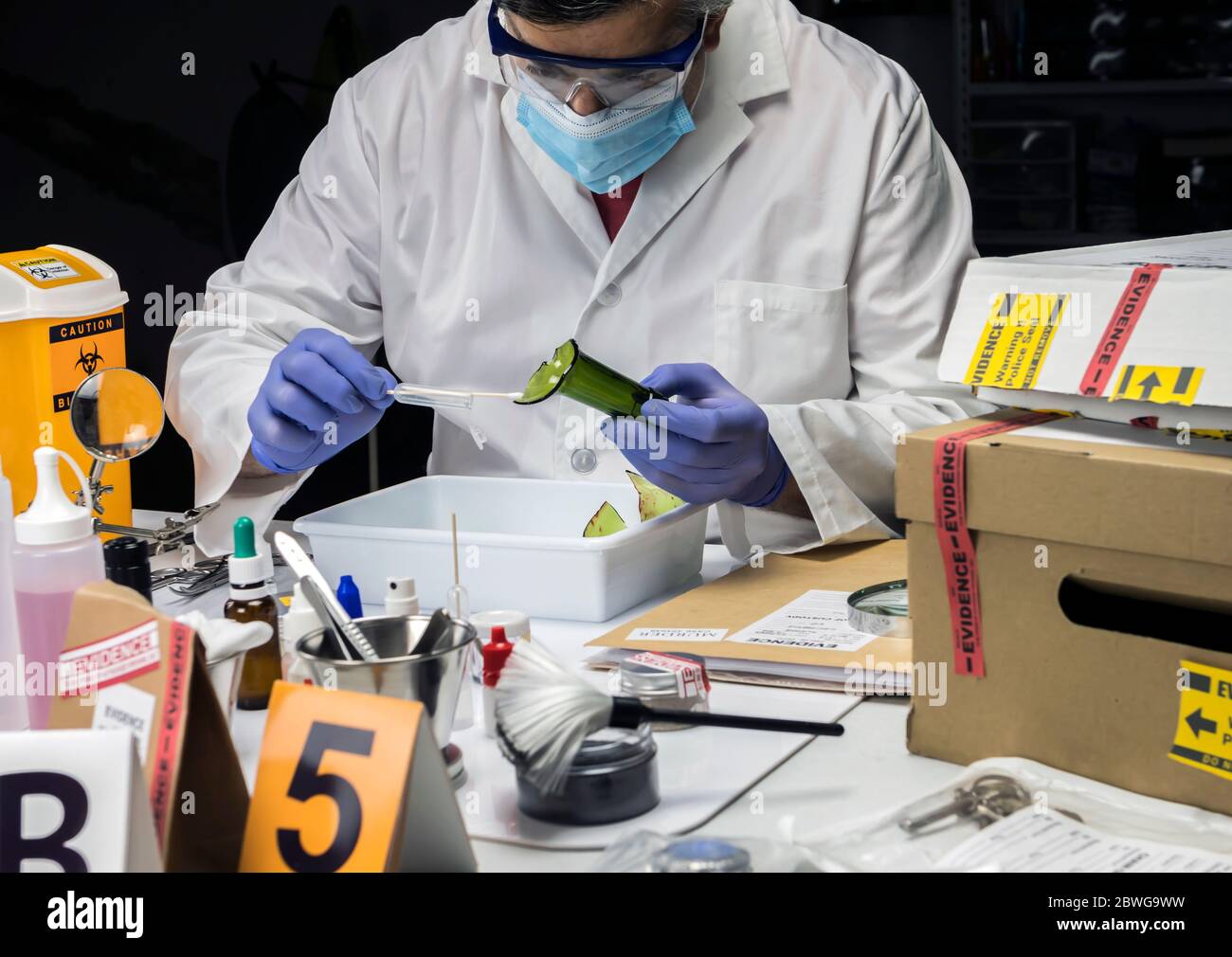 Expert de la police s'échantillon de sang de la bouteille en verre de laboratoire de criminalistique Banque D'Images Expert de la police s'échantillon de sang de la bouteille en verre de laboratoire de criminalistique Banque D'Images