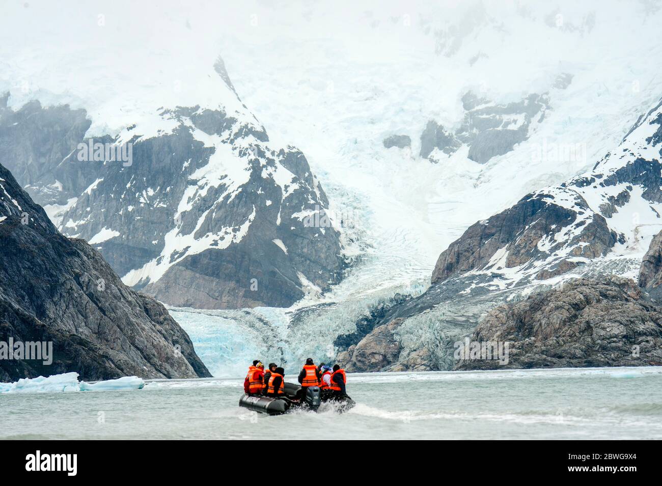 Excursion en bateau à moteur d'hiver sur la rivière dans un paysage de montagne enneigé, Patagonie, Chili, Amérique du Sud Banque D'Images Excursion en bateau à moteur d'hiver sur la rivière dans un paysage de montagne enneigé, Patagonie, Chili, Amérique du Sud Banque D'Images