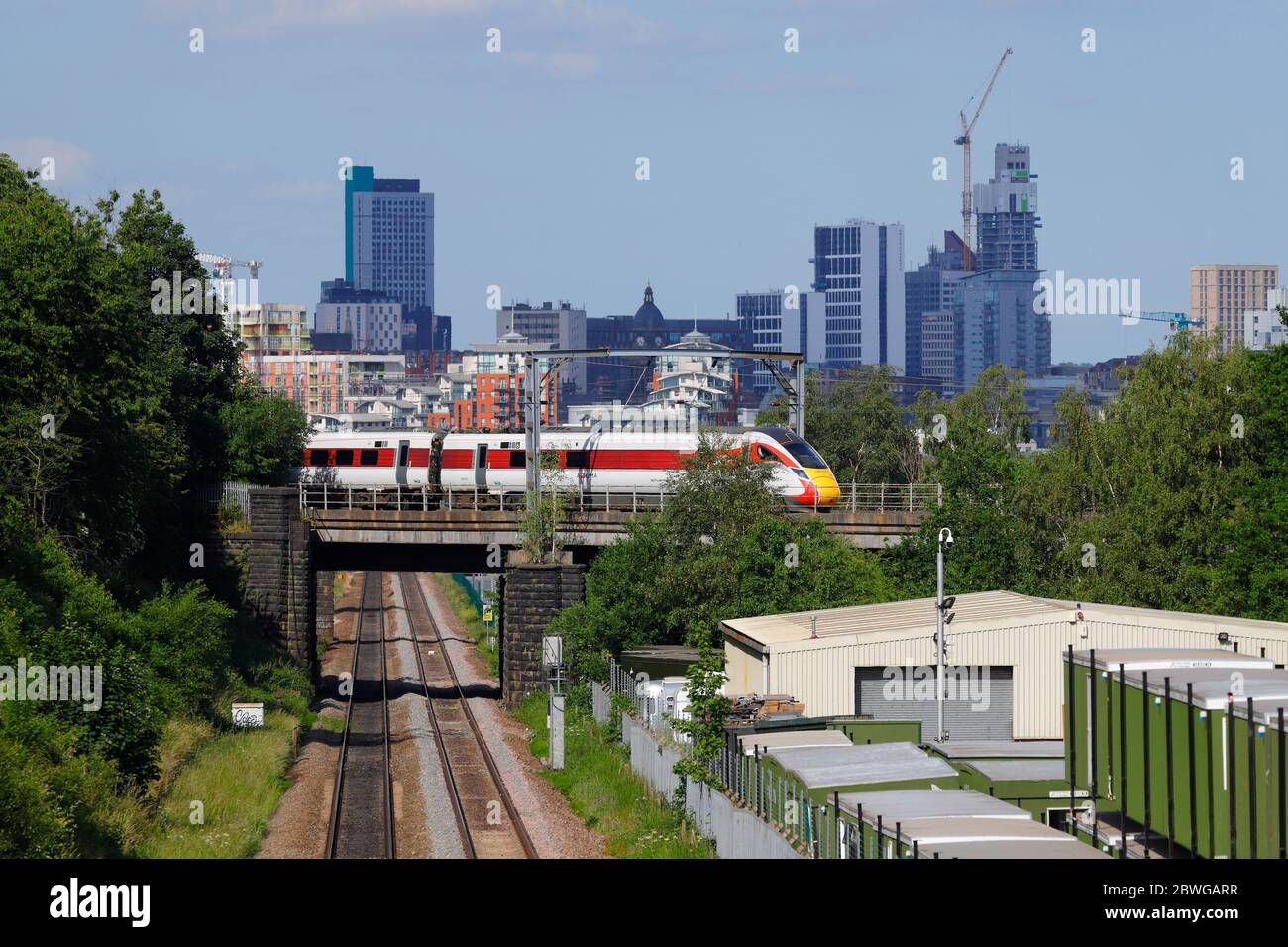 Un train Azum de classe 800 exploité par LNER passe devant Leeds Skyline, en direction de la gare de Leeds City Banque D'Images