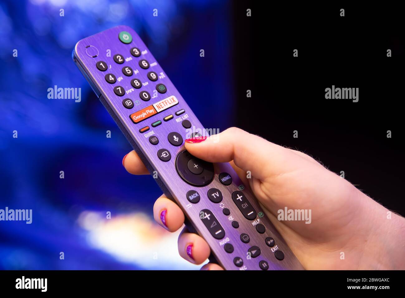 Moscou, Russie - 04 octobre 2019 : une main féminine tient une télécommande Smart  TV avec un bouton android avec microphone et commande vocale. Arrière-plan  flou Photo Stock - Alamy