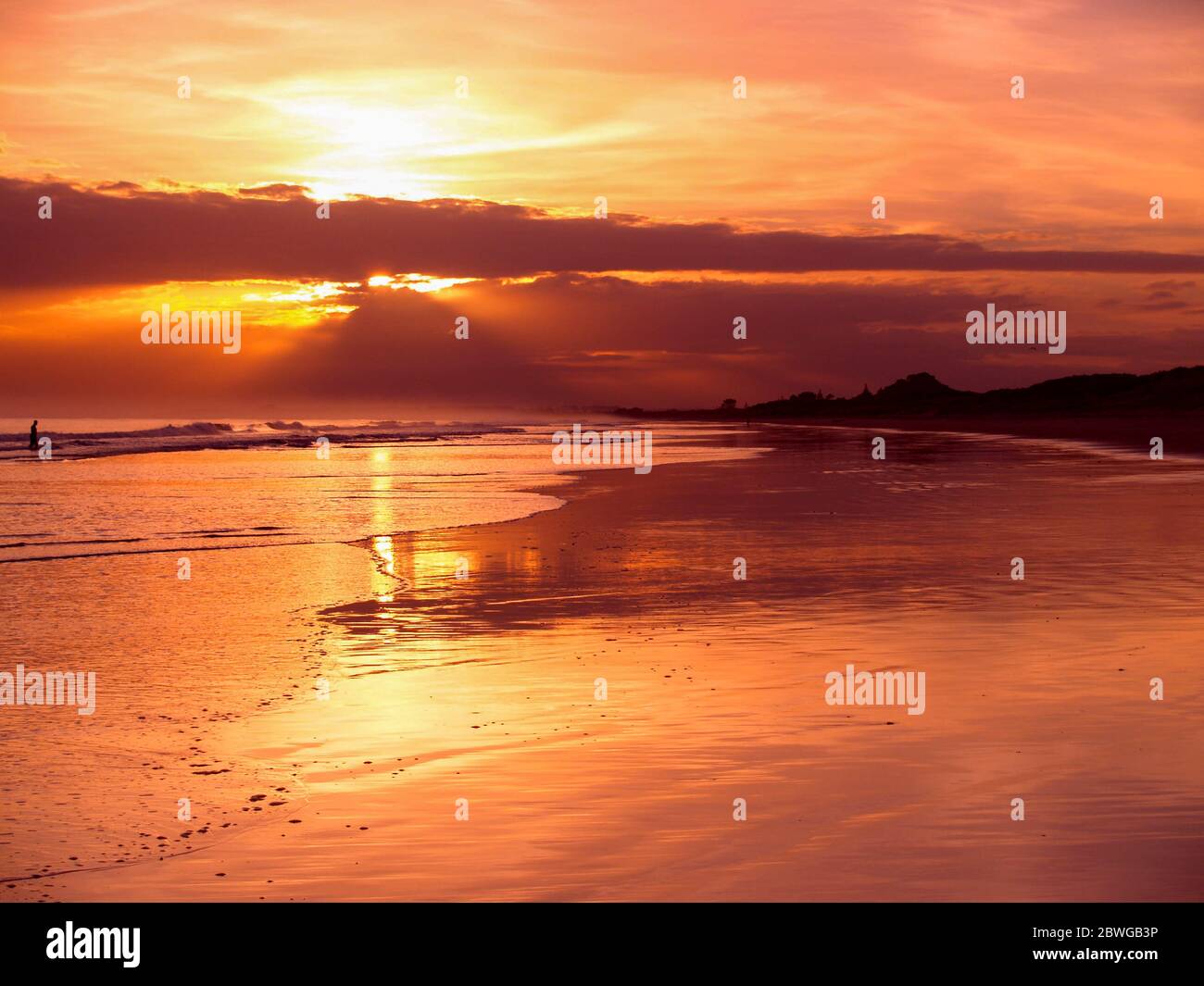 Lumière du matin et vue longue sur la plage de Papamoa Banque D'Images