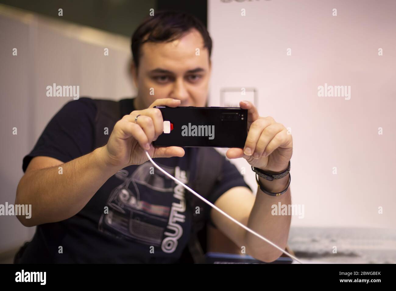 Moscou, Russie - 04 octobre 2019 : un homme tient le téléphone Sony Xperia 5 noir et regarde dessus. Vue de face Banque D'Images