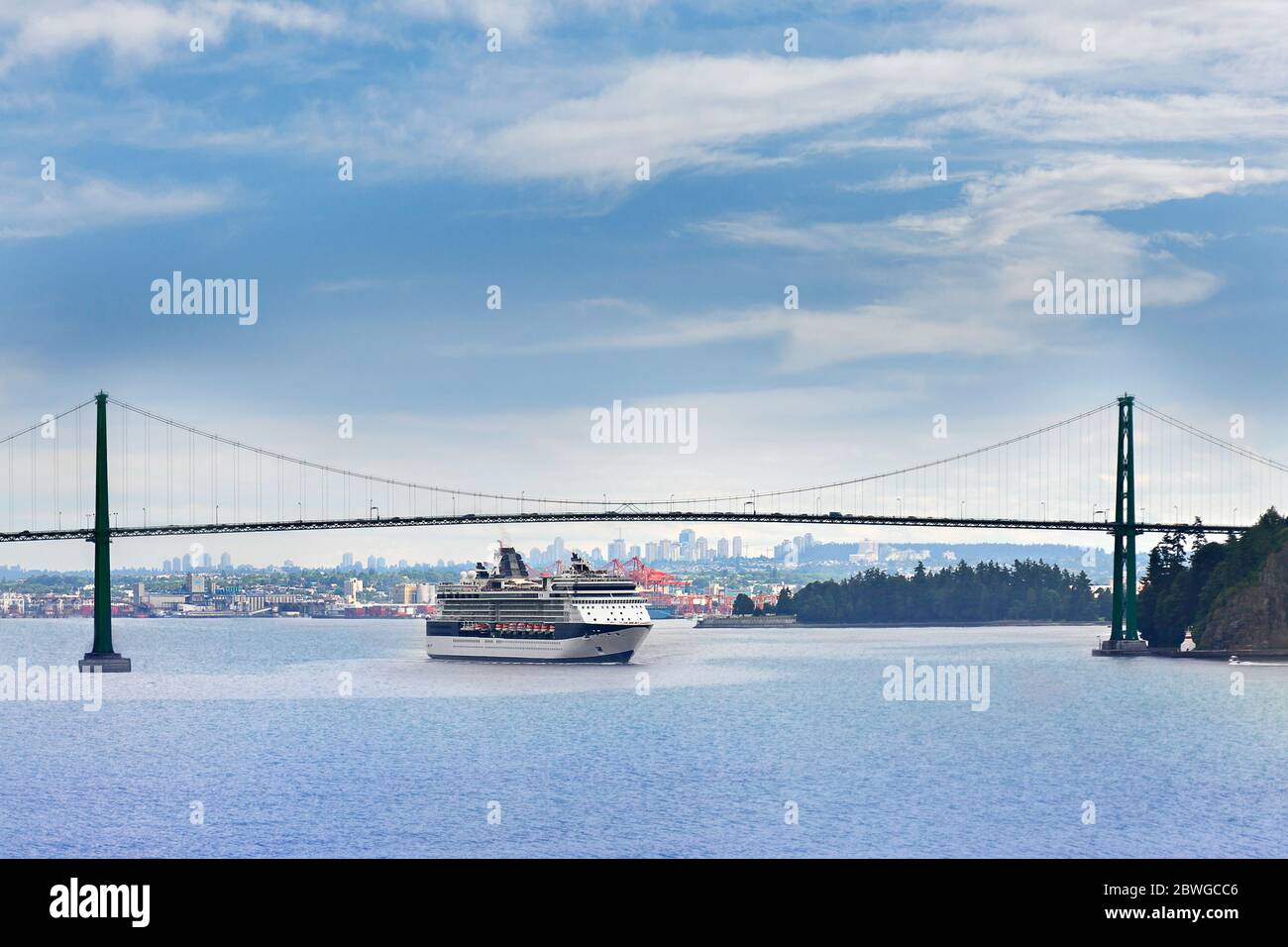 Pont de la porte du lion avec un navire de croisière qui passe sous lui, Vancouver, Canada Banque D'Images