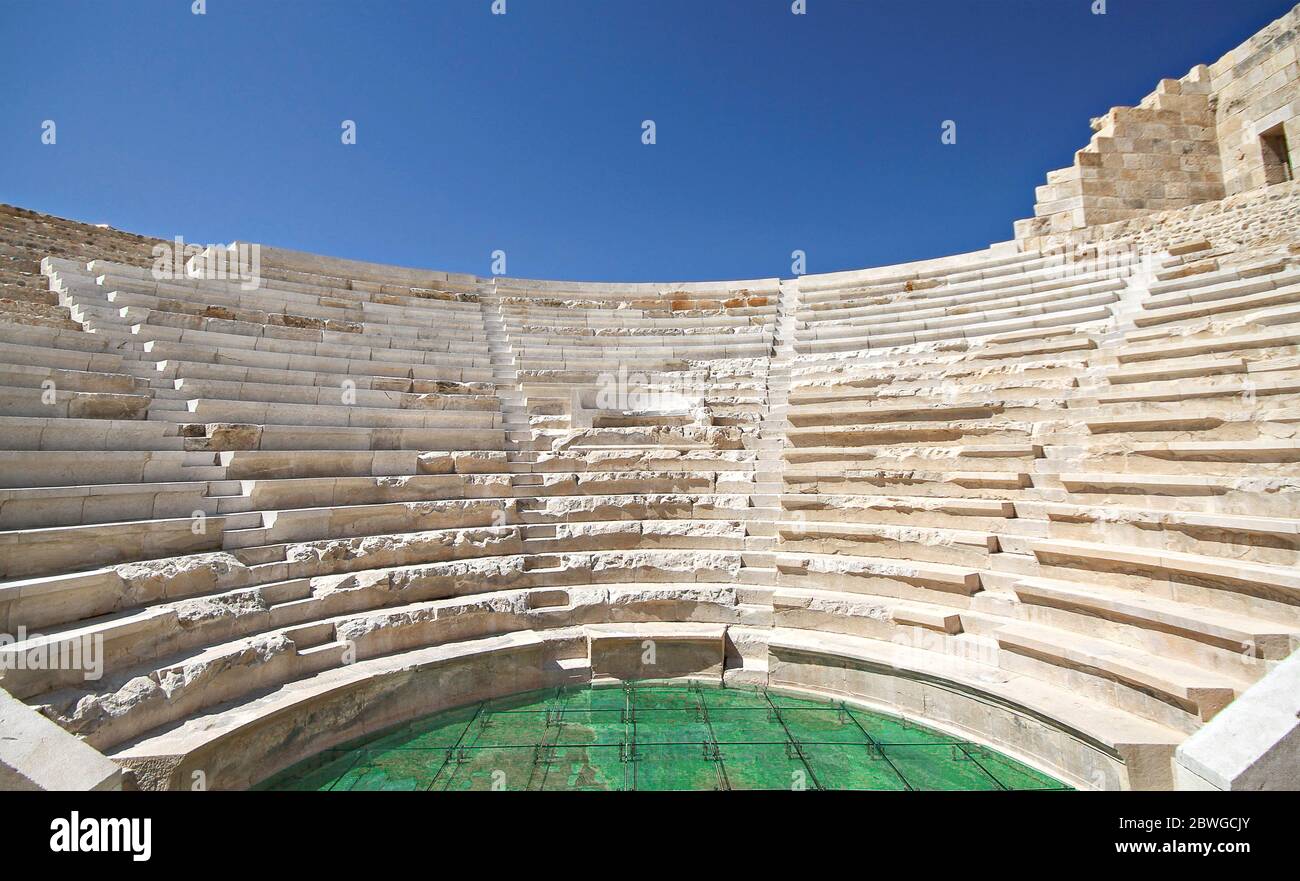 Vestiges de l'ancienne ville lycienne de Patara avec son petit théâtre connu aussi sous le nom d'Odeon, qui a été utilisé comme chambre de conseil, à Antalya, Turquie Banque D'Images