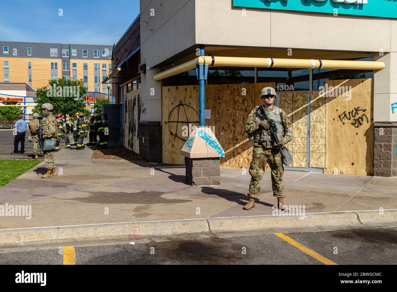 Minneapolis, États-Unis. 31 mai 2020. Minneapolis, MN - 31 mai 2020 : la Garde nationale et les pompiers sur les scènes de la vie noire de George Floyd ont des protestations et des émeutes le 31 mai 2020 à Minneapolis, Minnesota. Crédit: Jake Handegard/l'accès photo crédit: L'accès photo/Alamy Live News Banque D'Images