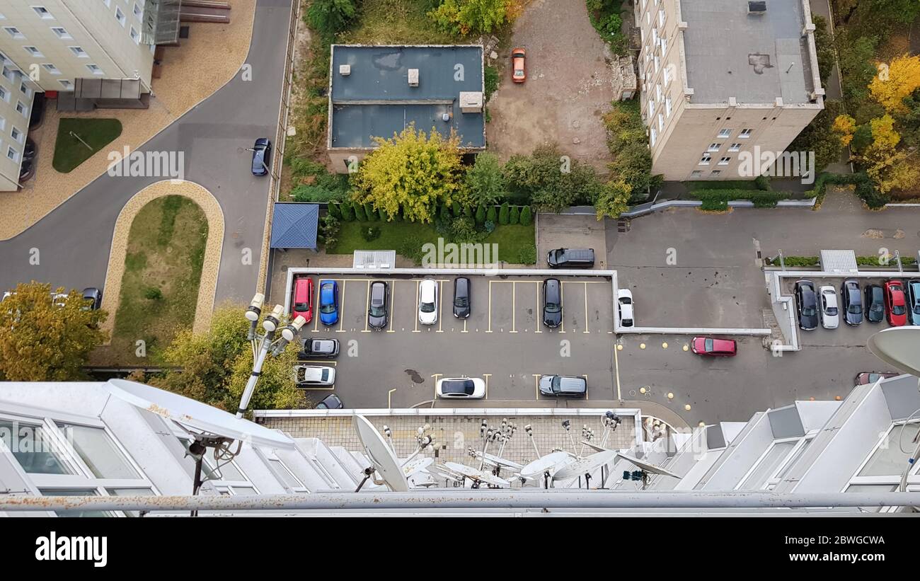 Parking vide devant les bâtiments, vue aérienne. Cour d'un immeuble résidentiel de grande hauteur, vue du toit de la maison. Banque D'Images