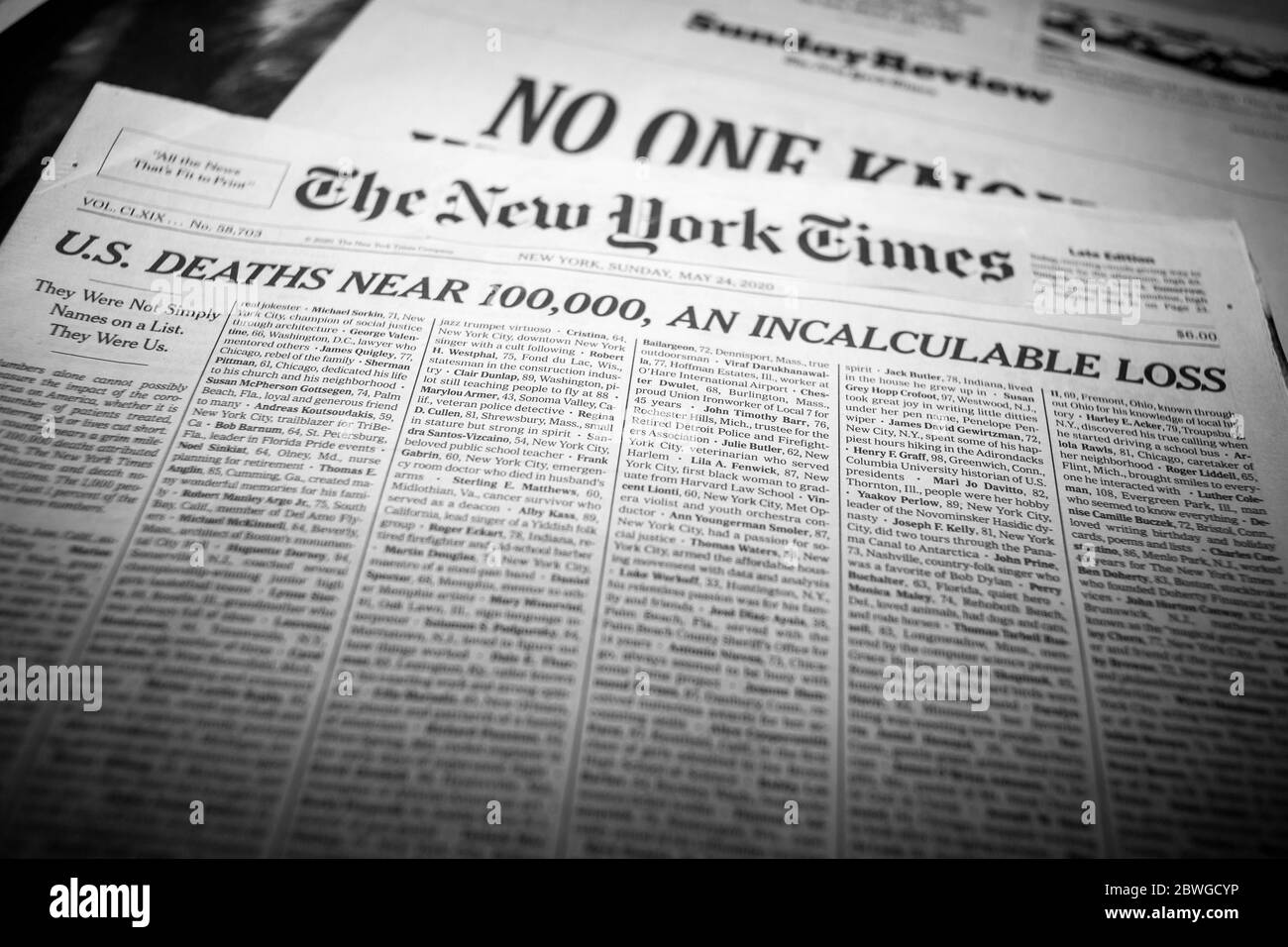 La première page du New York Times du dimanche 24 mai 2020 présente les noms et une brève nécrologie de 1000 des près de 100,000 victimes américaines de la pandémie de Covid-19. (© Richard B. Levine) Banque D'Images