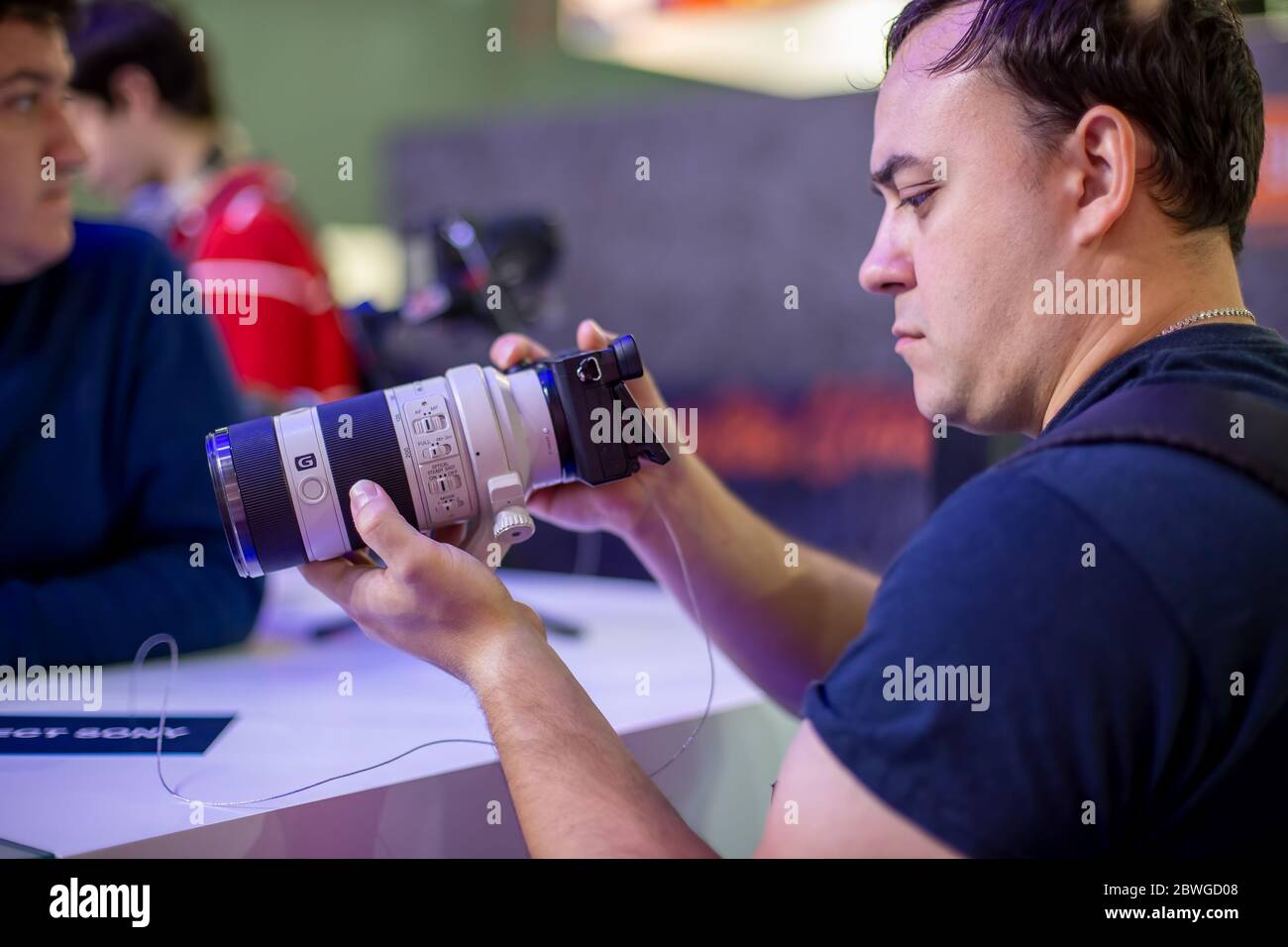 Moscou, Russie - 04 octobre 2019 : les hommes ont un nouvel appareil photo sony alpha a7 iii 3 avec objectif sony 70-200 3,28-4,92. Mise au point douce, vue latérale Banque D'Images