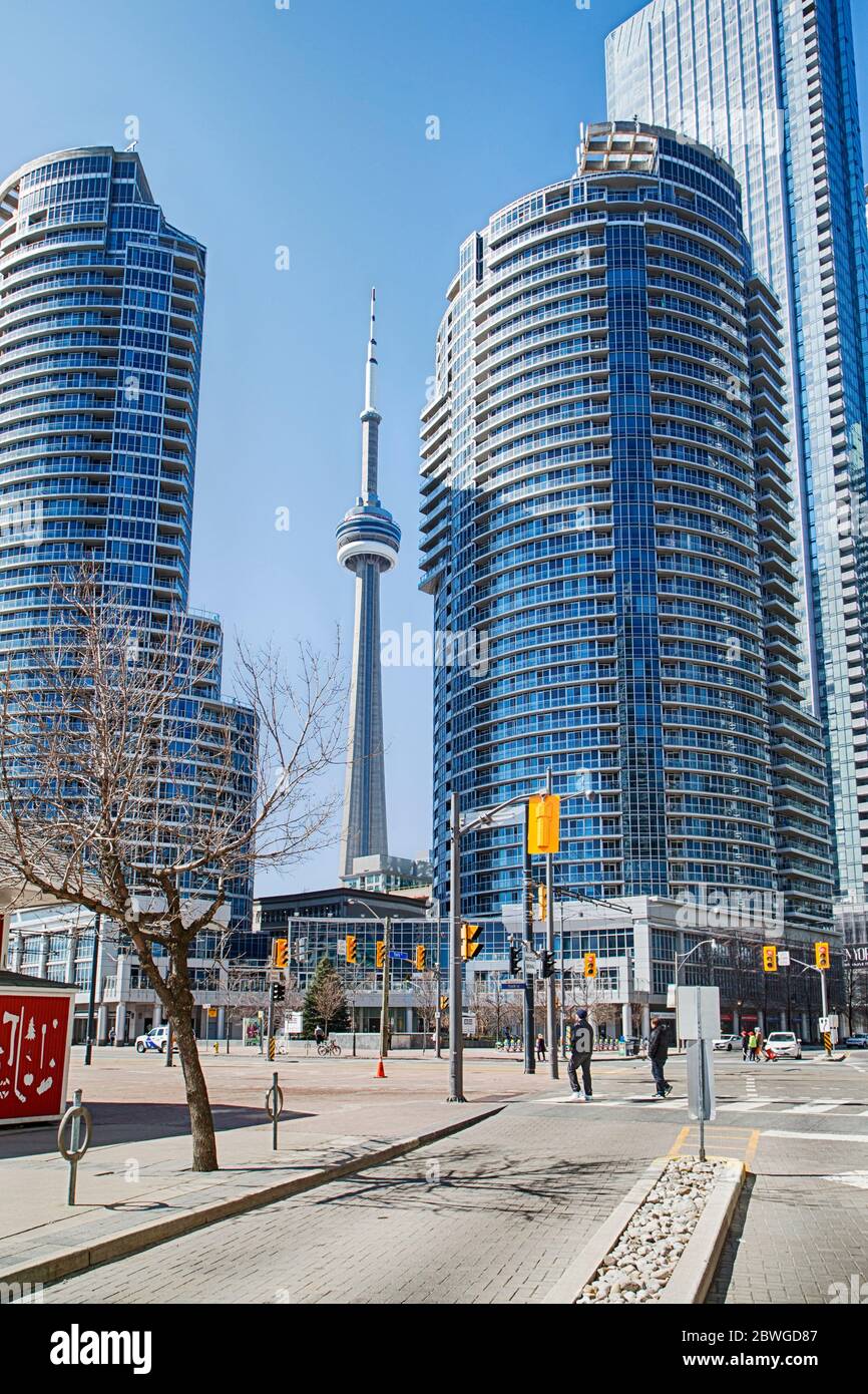 Toronto, Ontario, Canada - le 2 avril 2020 : centre-ville de Toronto pendant une pandémie de coronavirus. Rares passants-à côté de la rue de Toronto pendant la ruée notre. Banque D'Images