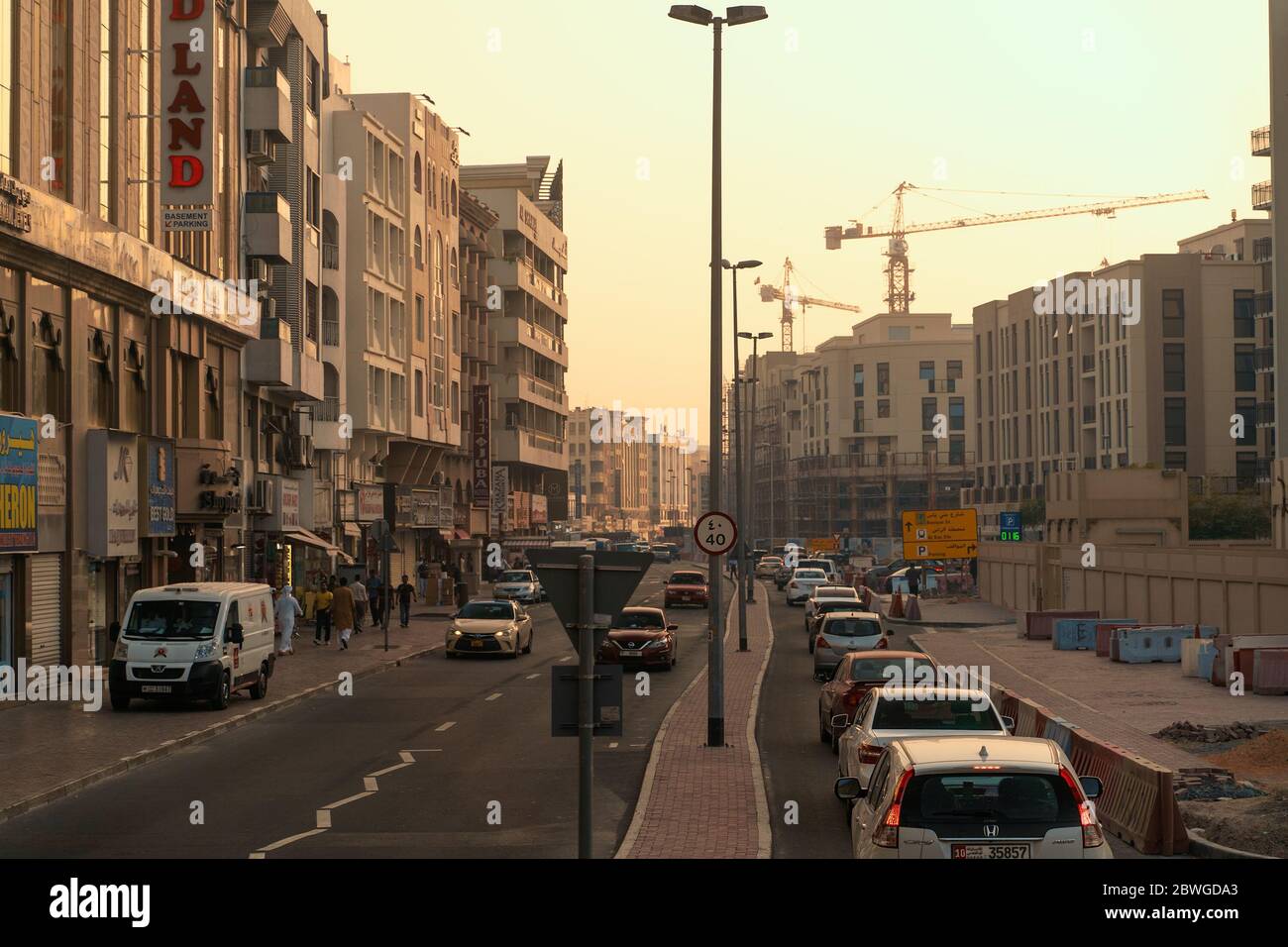 DUBAÏ, février 2020 : rues Deira avec les habitants, bâtiments résidentiels neufs et anciens, eau. Ancienne région authentique de Dubaï. Banque D'Images