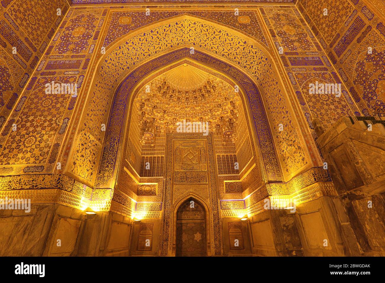 Intérieur de la mosquée Tilya Kori et Madrassa situé sur la place du Registan, à Samarkand, Ouzbékistan Banque D'Images