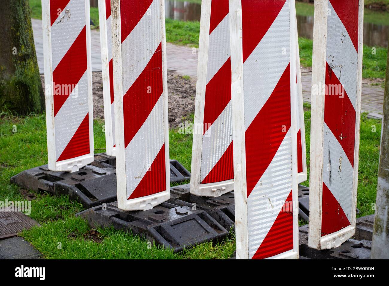 Barrières de sécurité à réflexion rouge et blanche pour diriger la circulation pendant les travaux de voirie ou d'entretien dans une zone de construction. Concept de sécurité routière Banque D'Images