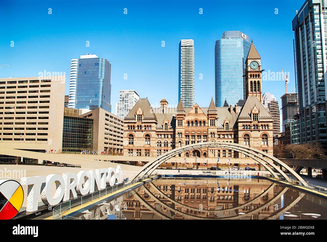 Toronto (Ontario) Canada - le 8 avril 2020 : centre-ville de Toronto avec vue sur l'ancien hôtel de ville. Centre-ville de Toronto pendant la pandémie du coronavirus. Banque D'Images