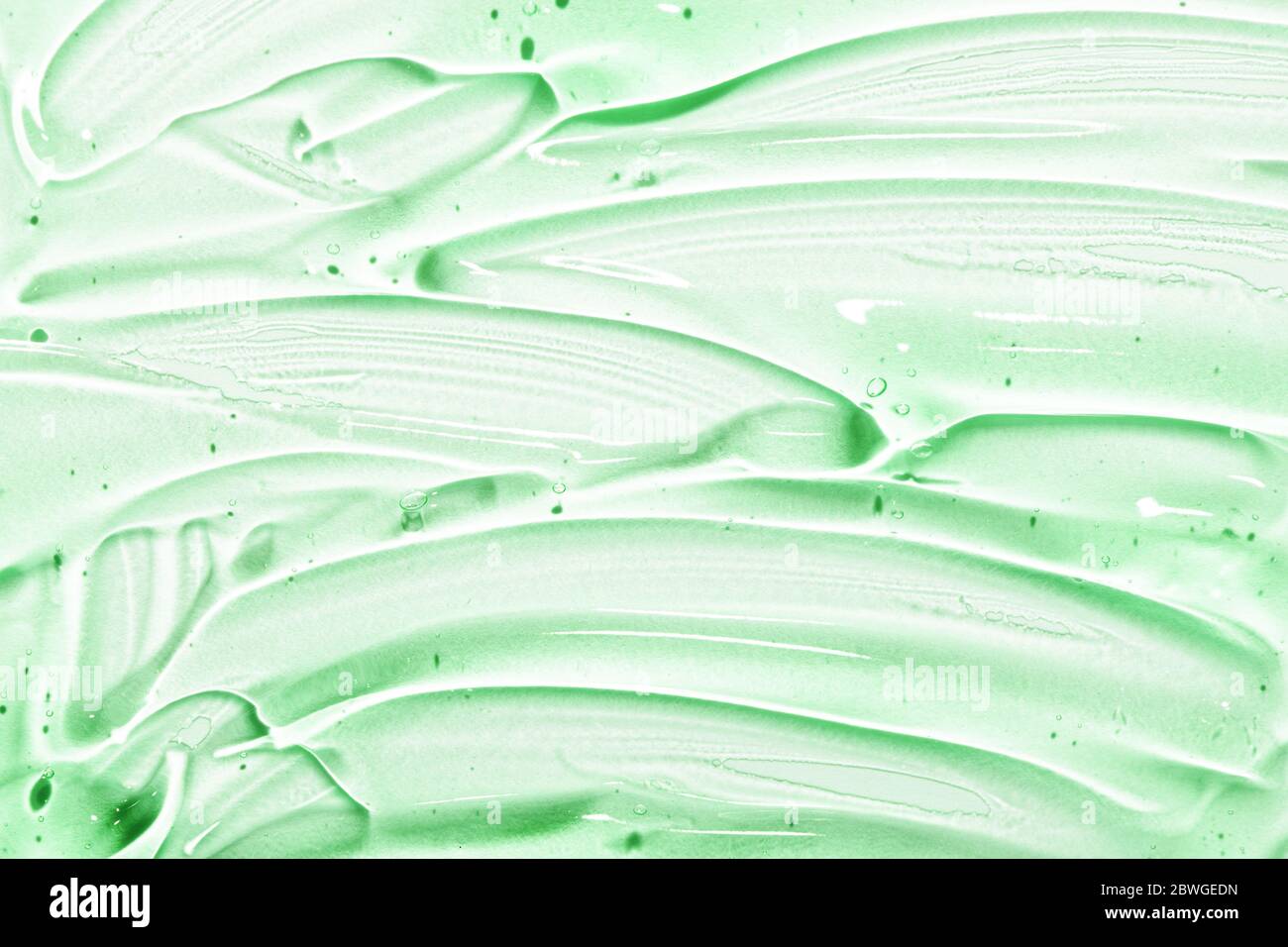 Gros plan sur un fond vert de texture de gel cosmétique. Banque D'Images