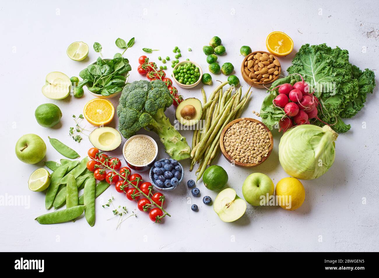 Plat créatif avec des ingrédients sains pour les repas végétariens. Concept de la nourriture crue. Une variété de fruits biologiques, de noix, de baies et de légumes avec avocat. Banque D'Images