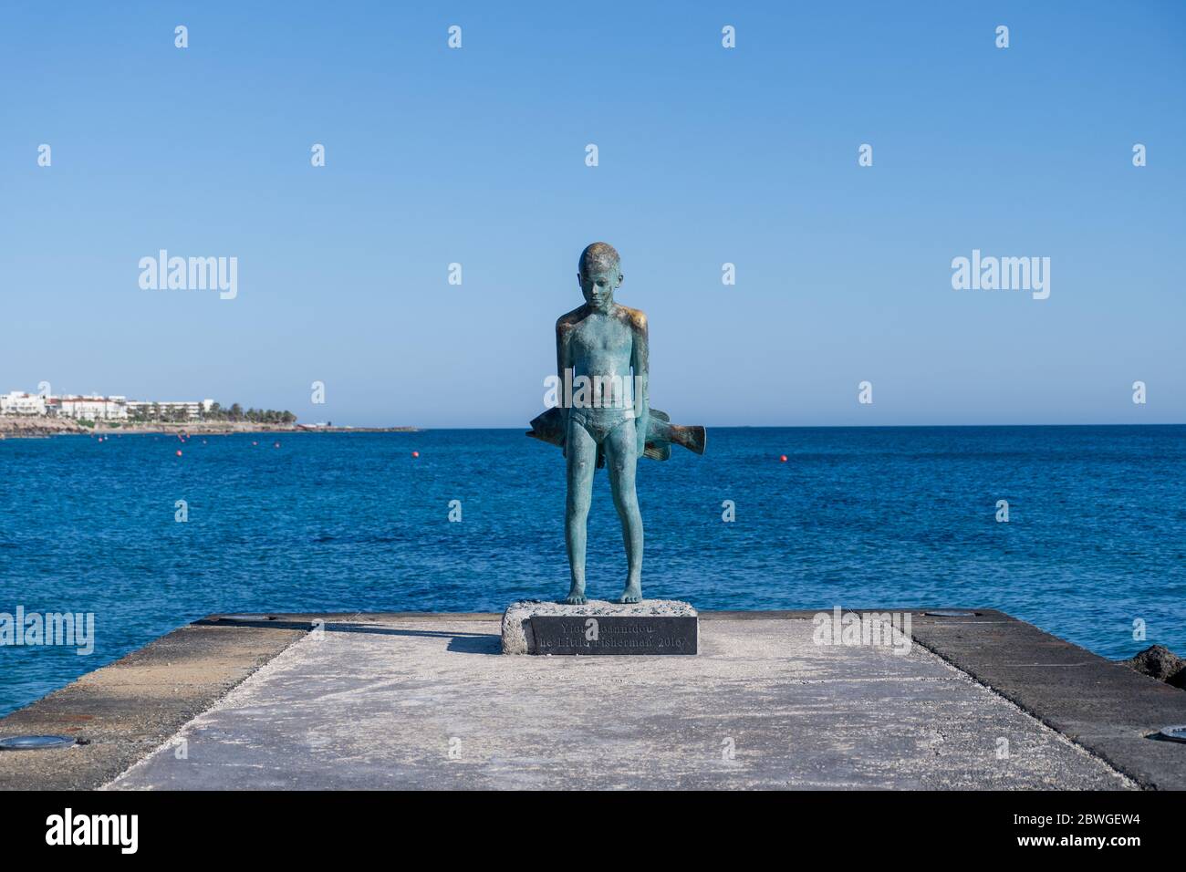 « le petit pêcheur » par Yiota Ioannidou sur le front de mer du port de Paphos à Chypre Banque D'Images