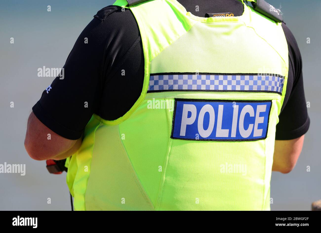 Hampshire police sur l'essence sur une plage au Royaume-Uni Banque D'Images