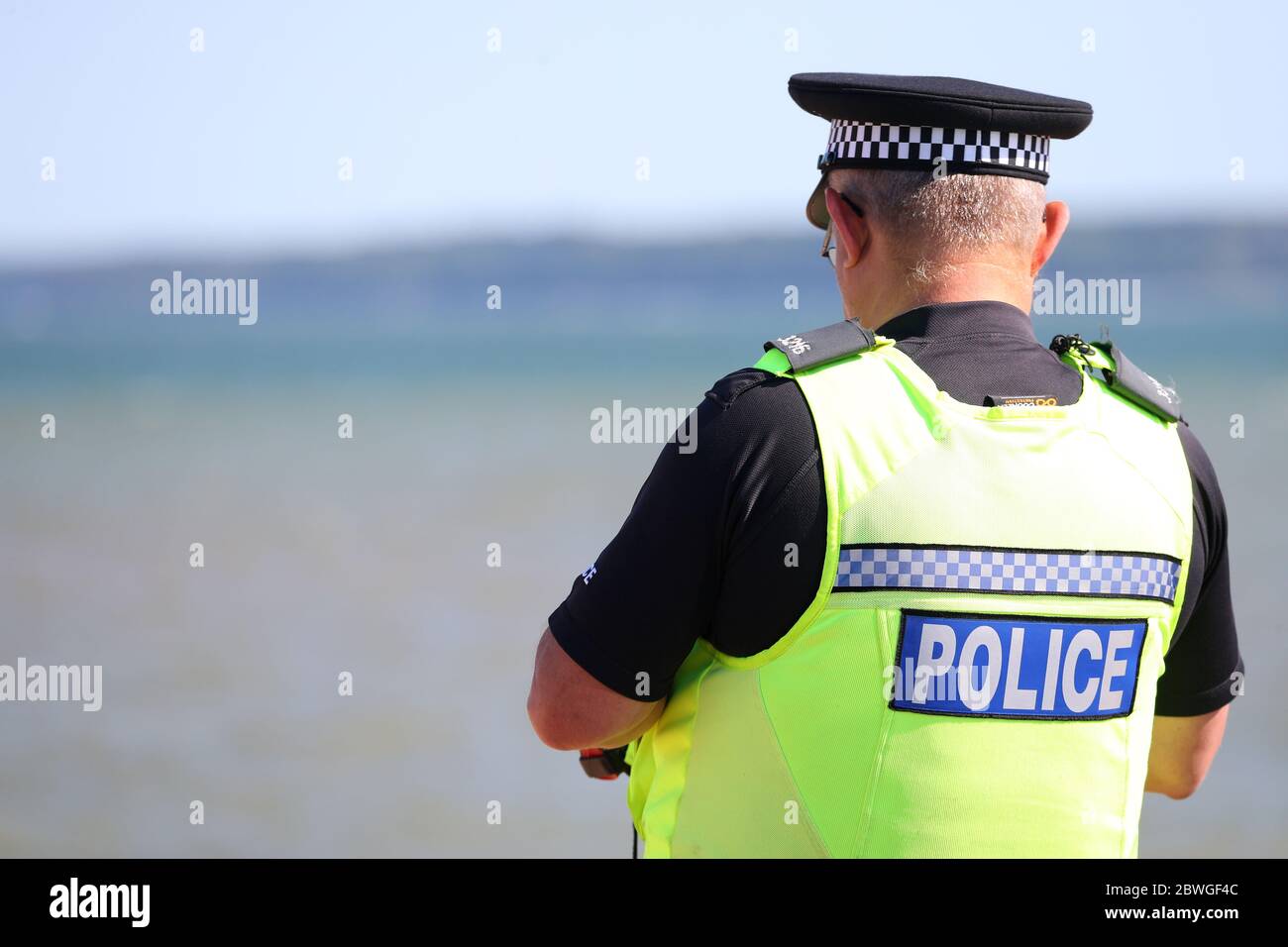 Hampshire police sur l'essence sur une plage au Royaume-Uni Banque D'Images