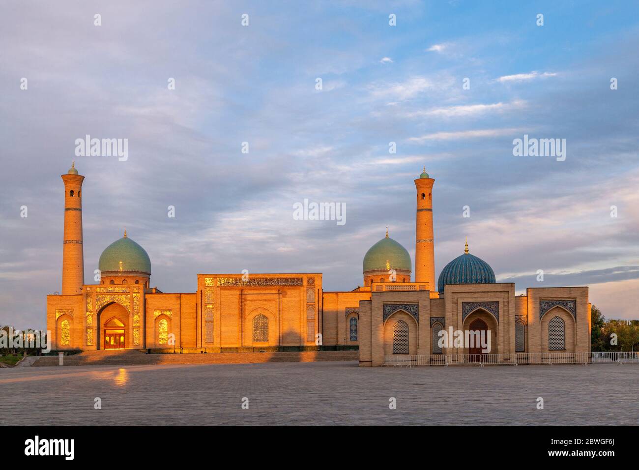 Mosquée Khast Imam connue aussi sous le nom d'Imam Khazrat, au coucher du soleil, Tachkent, Ouzbékistan Banque D'Images