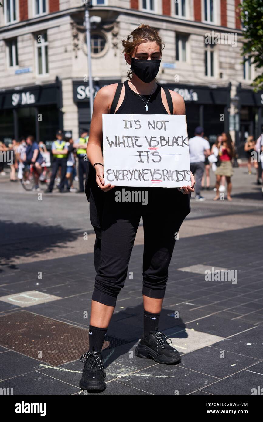 Portrait d'une manifestante féminine tenant une pancarte « Black Lives Matter » à Dublin, en irlande, pour protester contre la mort de George Floyd aux États-Unis. Banque D'Images
