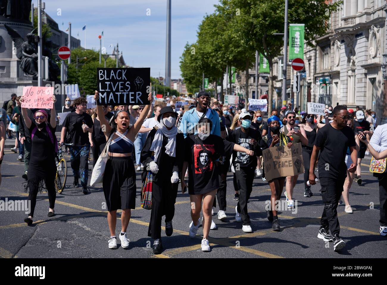 Les manifestants défilent dans la ville de Dublin en Irlande, dans le cadre des Black Lives, qui font face à des manifestations importantes, pour protester contre la mort de George Floyd aux États-Unis. Banque D'Images