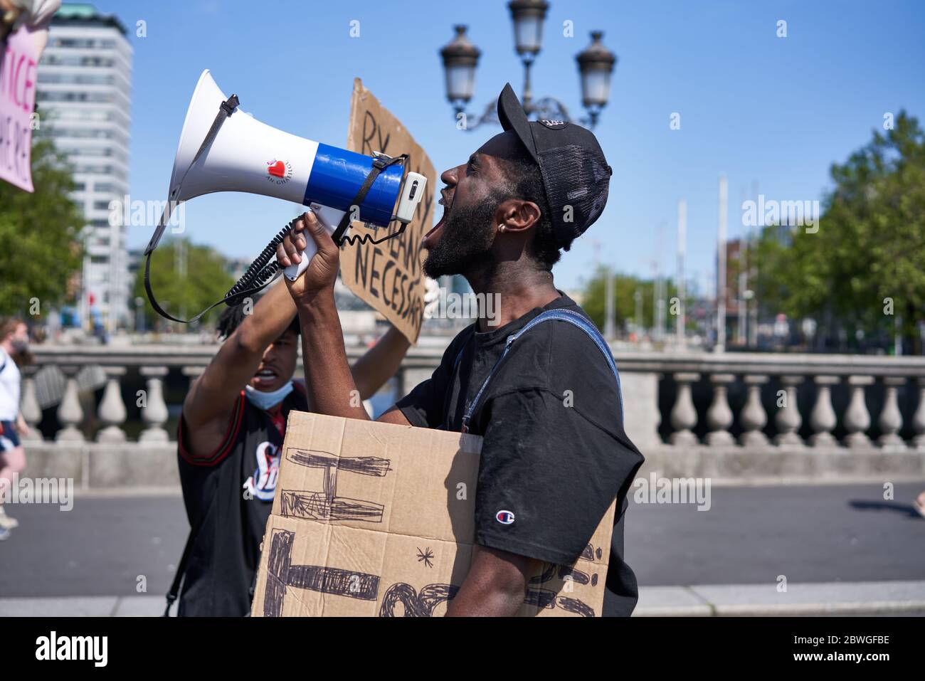 Les manifestants défilent dans la ville de Dublin en Irlande, dans le cadre des Black Lives, qui font face à des manifestations importantes, pour protester contre la mort de George Floyd aux États-Unis. Banque D'Images