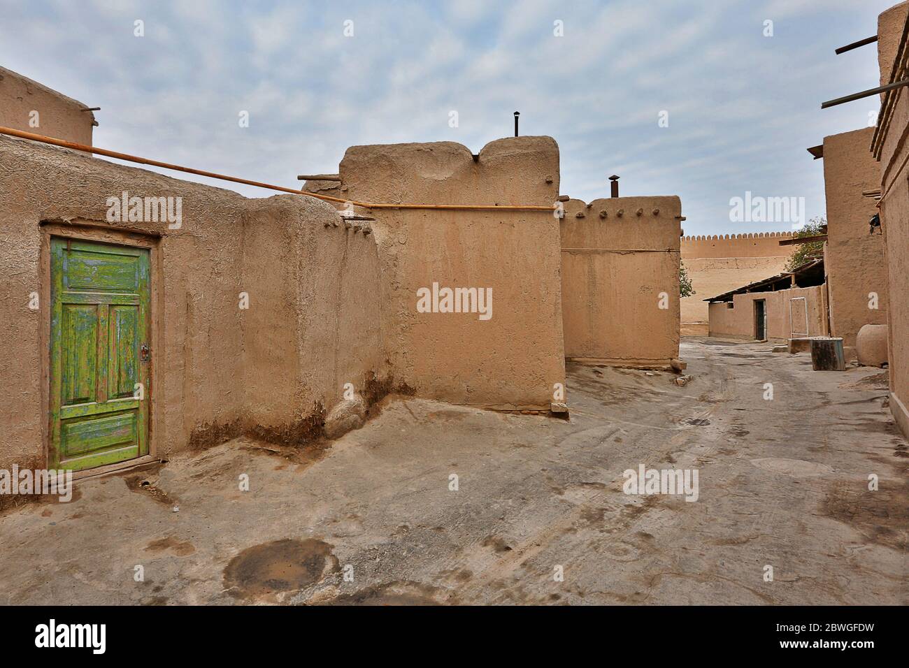 Vieille rue et maisons en briques de boue dans la ville antique de Khiva, Ouzbékistan Banque D'Images