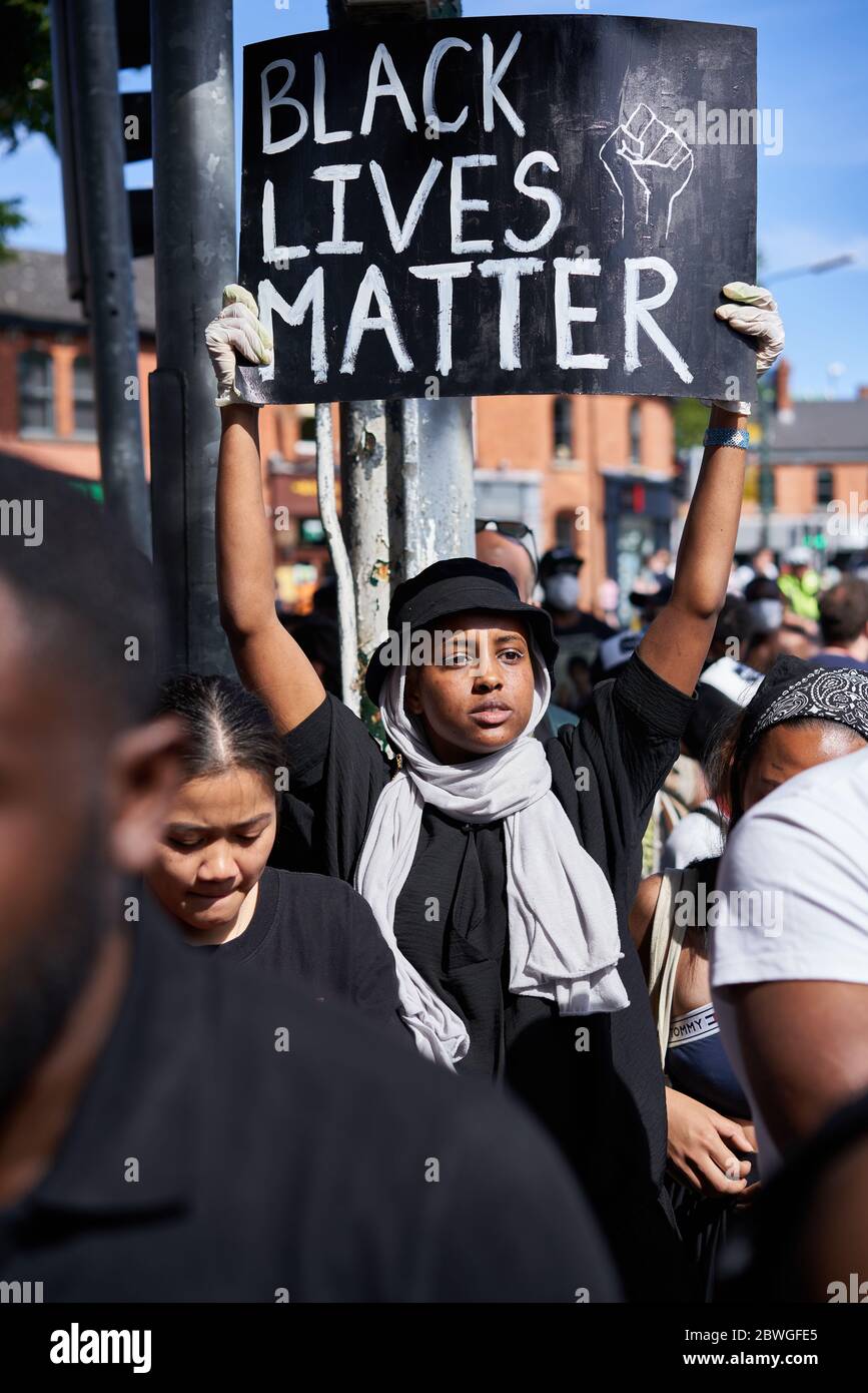 Portrait d'une jeune femme portant un écriteau de protestation devant l'ambassade américaine de Dublin, en Irlande, dans le cadre des manifestations Black Lives Matter, pour protester contre la mort de George Floyd. Banque D'Images