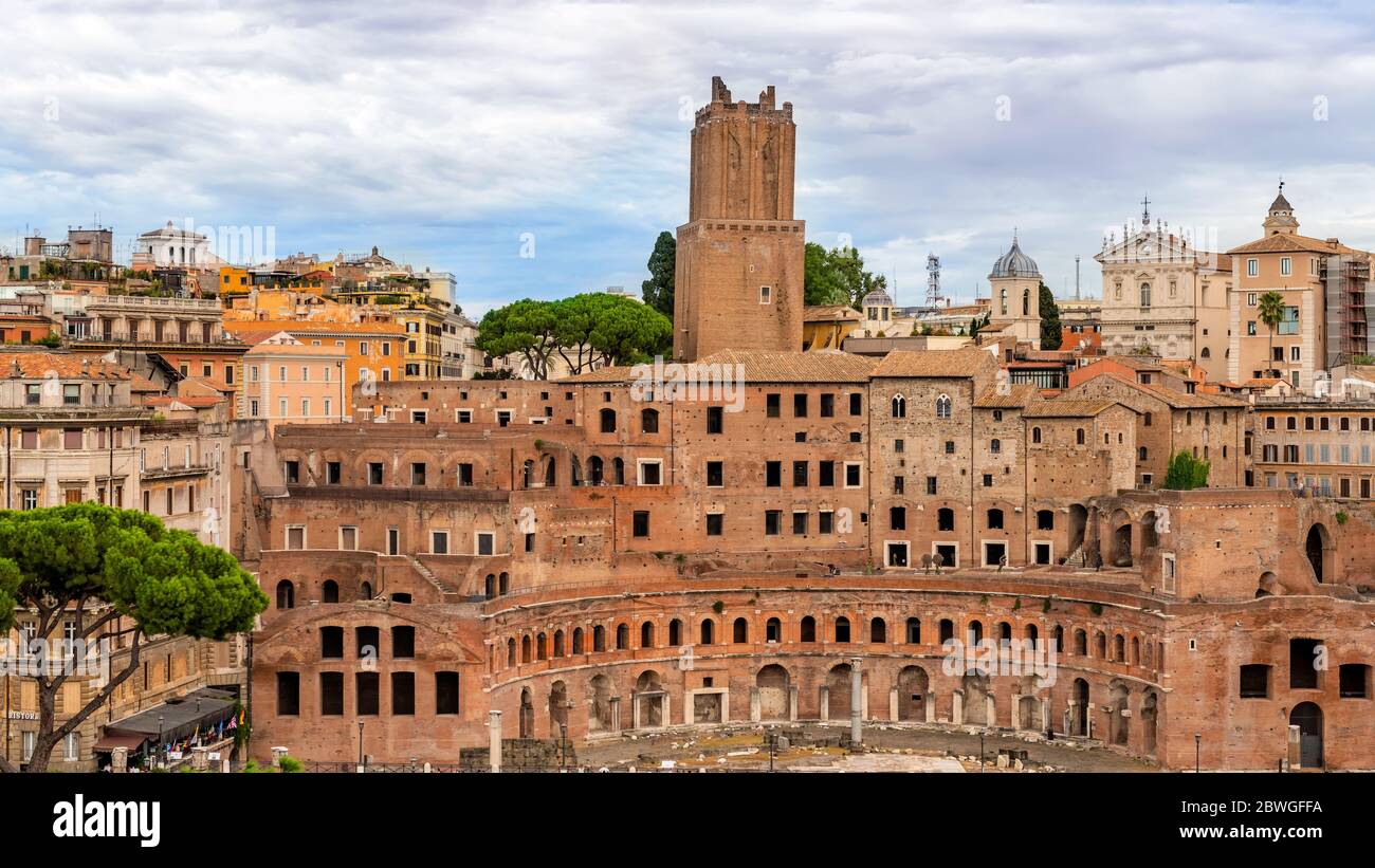 Vue sur le paysage urbain de Rome avec le marché Trajan du 2ème siècle après J.-C. au premier plan, vu de la Piazza Venezia à Rome, en Italie. Banque D'Images