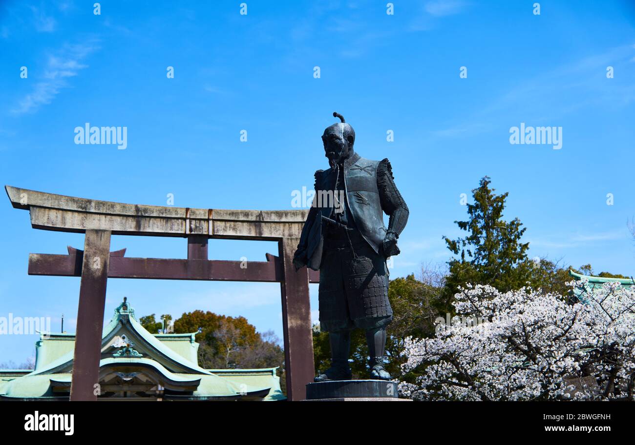 Torii du sanctuaire Hokoku et statue de Toyotomi Hideyoshi au château d'Osaka, Osaka, Japon Banque D'Images