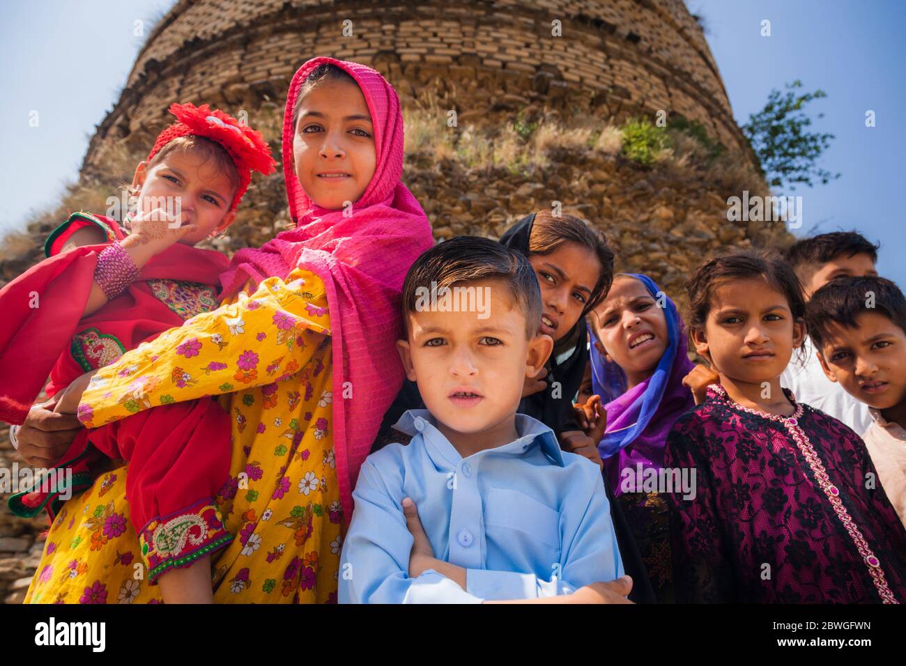 Enfants lacaux à Shingardar Stupa, stupa budodiste, Shingardar, Swat, province de Khyber Pakhtunkhwa, Pakistan, Asie du Sud, Asie Banque D'Images