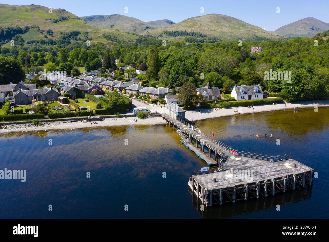 Vue aérienne du village touristique populaire de Luss, à côté du Loch Lomond, à Argyll et Bute, en Écosse, au Royaume-Uni Banque D'Images