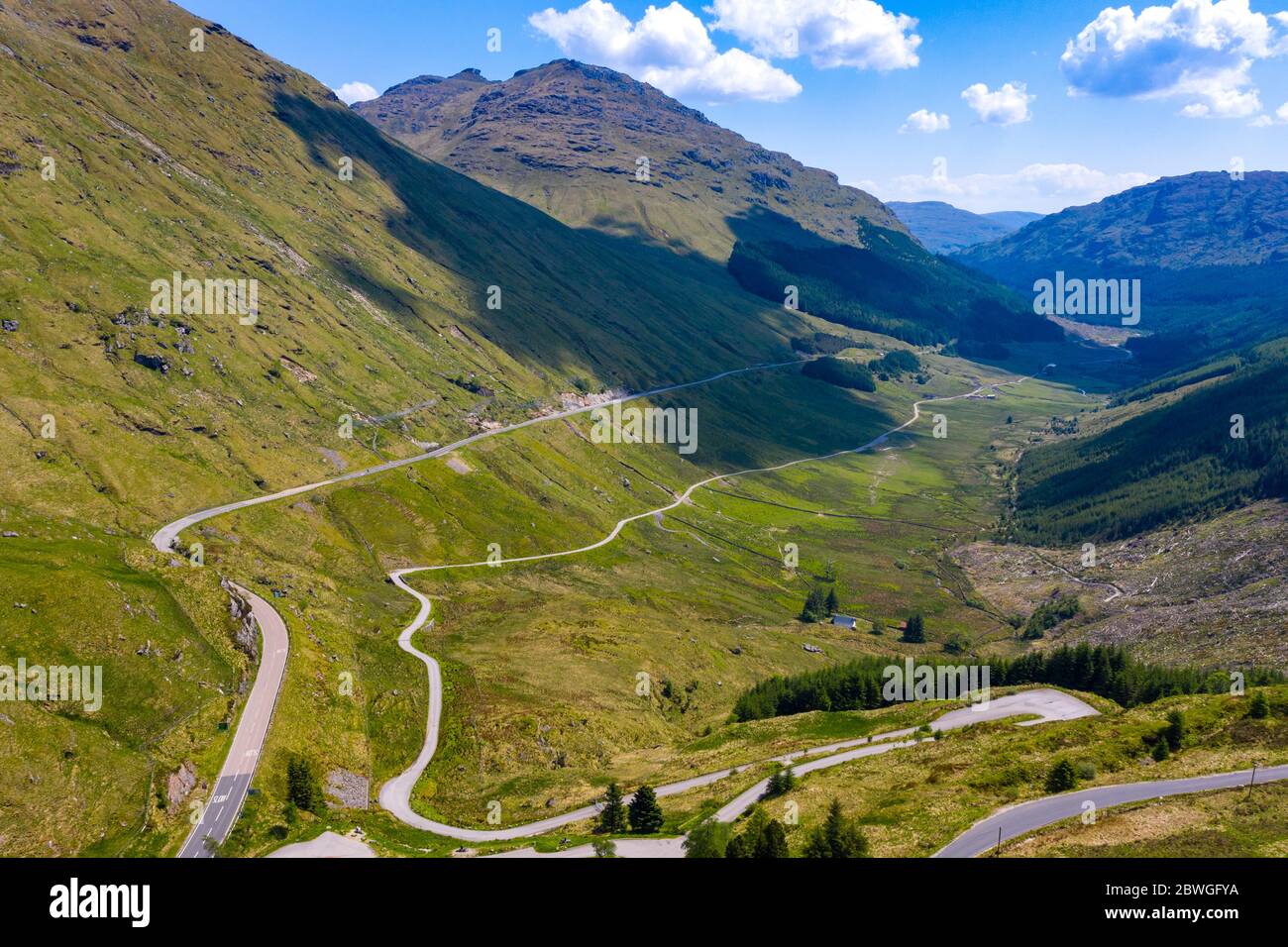 Vue aérienne de Glen Croe montrant une nouvelle et ancienne route militaire de repos et être reconnaissant passe à Argyll et Bute, Écosse, Royaume-Uni Banque D'Images