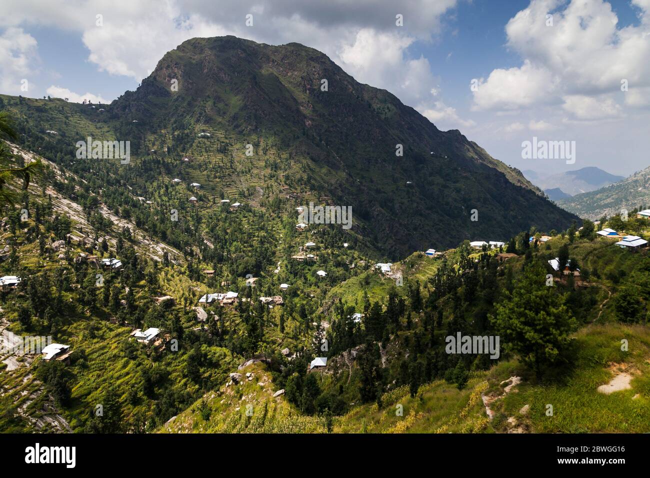 Impressionnant, maisons locales et terrain en terrasse escarpé à la falaise, Elum montagne trekking, Swat, province de Khyber Pakhtunkhwa, Pakistan, Asie du Sud, Asie Banque D'Images