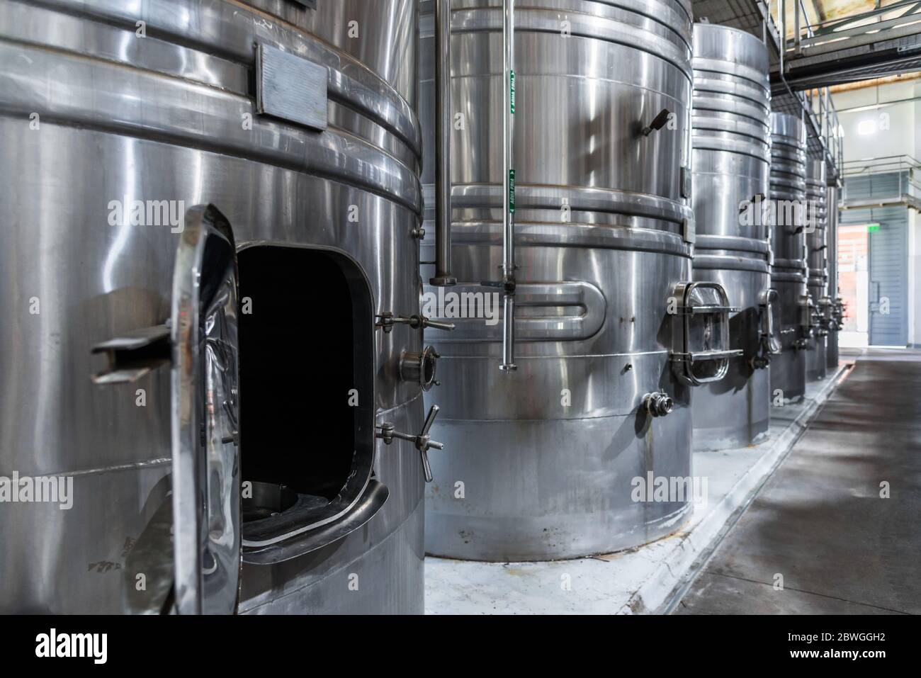 Réservoirs de vin en acier pour la fermentation du vin dans un domaine viticole. Banque D'Images