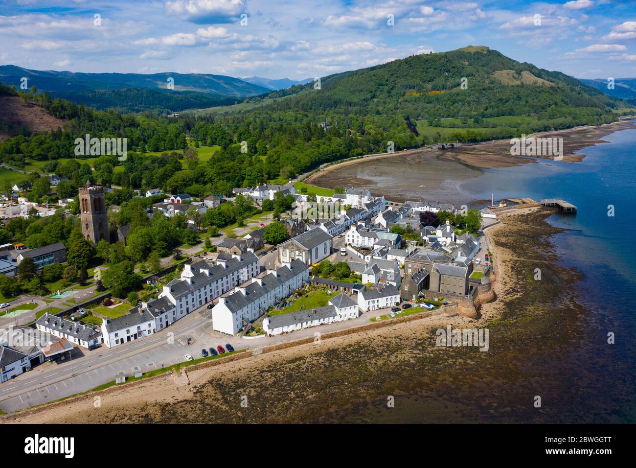 Vue aérienne de la ville d'Inveraray à côté du Loch Fyne à Argyll et Bute, Écosse, Royaume-Uni Banque D'Images