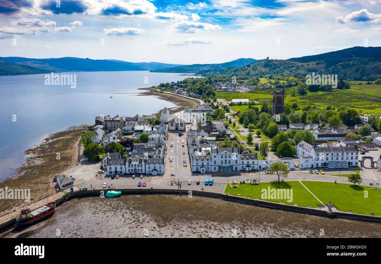 Vue aérienne de la ville d'Inveraray à côté du Loch Fyne à Argyll et Bute, Écosse, Royaume-Uni Banque D'Images