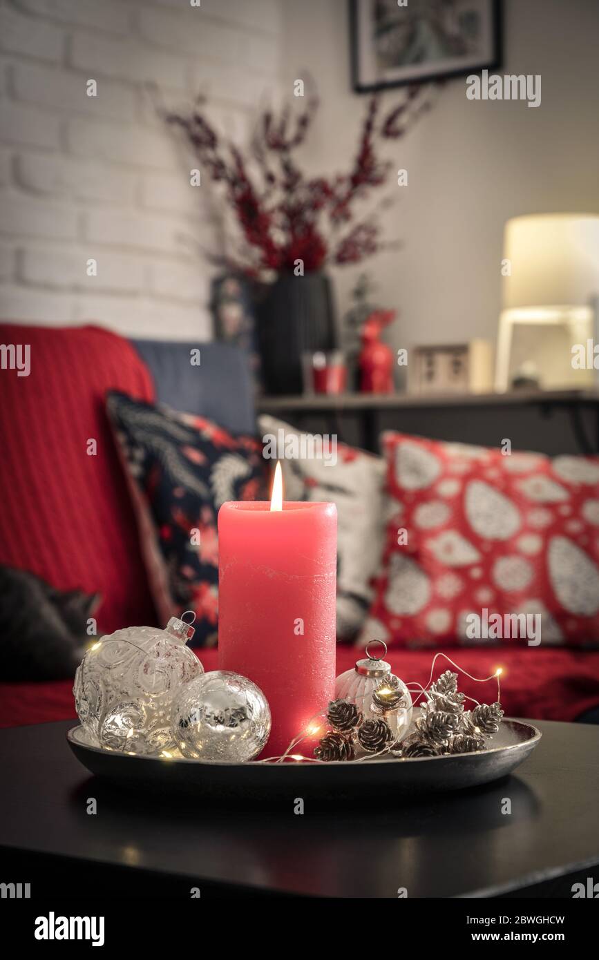 Décorations de Noël avec bougie sur table basse dans le salon près du canapé de près Banque D'Images