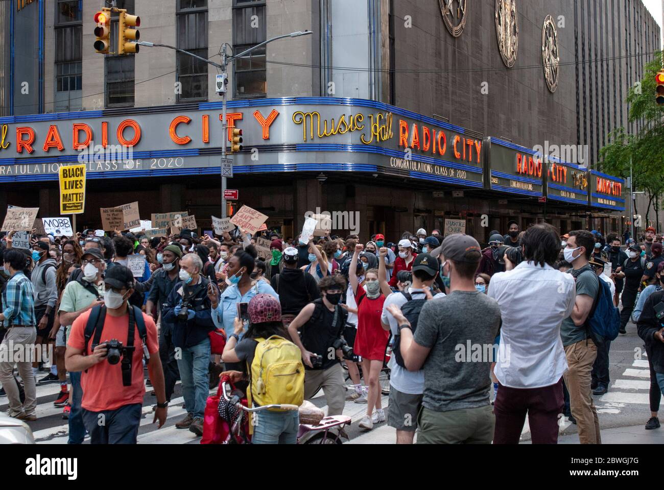 Devant radio City, une Black Life Matter proteste à New York pendant la pandémie COVID-19 en juin 2020. Banque D'Images