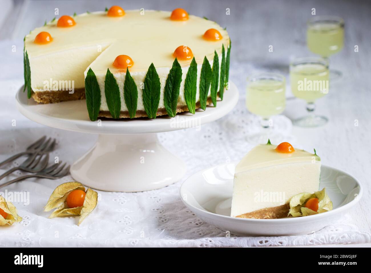 Mousser Le Gateau A La Creme Au Lait Condense Et Au Jus De Lime Garni De Gelee Et De Physalis Servi Avec Du Limoncello Photo Stock Alamy