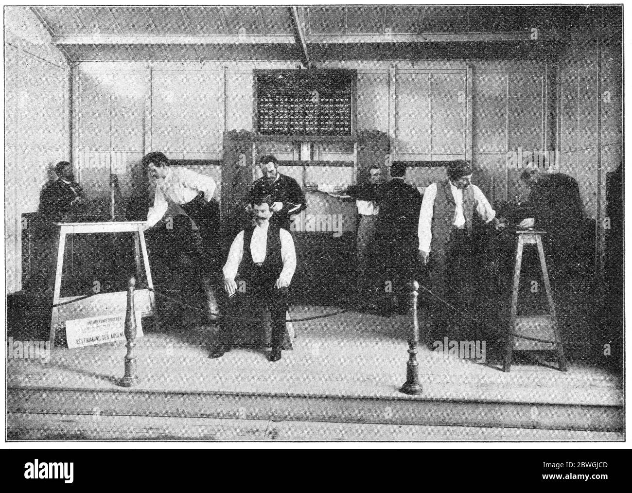 Mesures anthropométriques de criminels à un poste de police. Illustration du XIXe siècle. Fond blanc. Banque D'Images