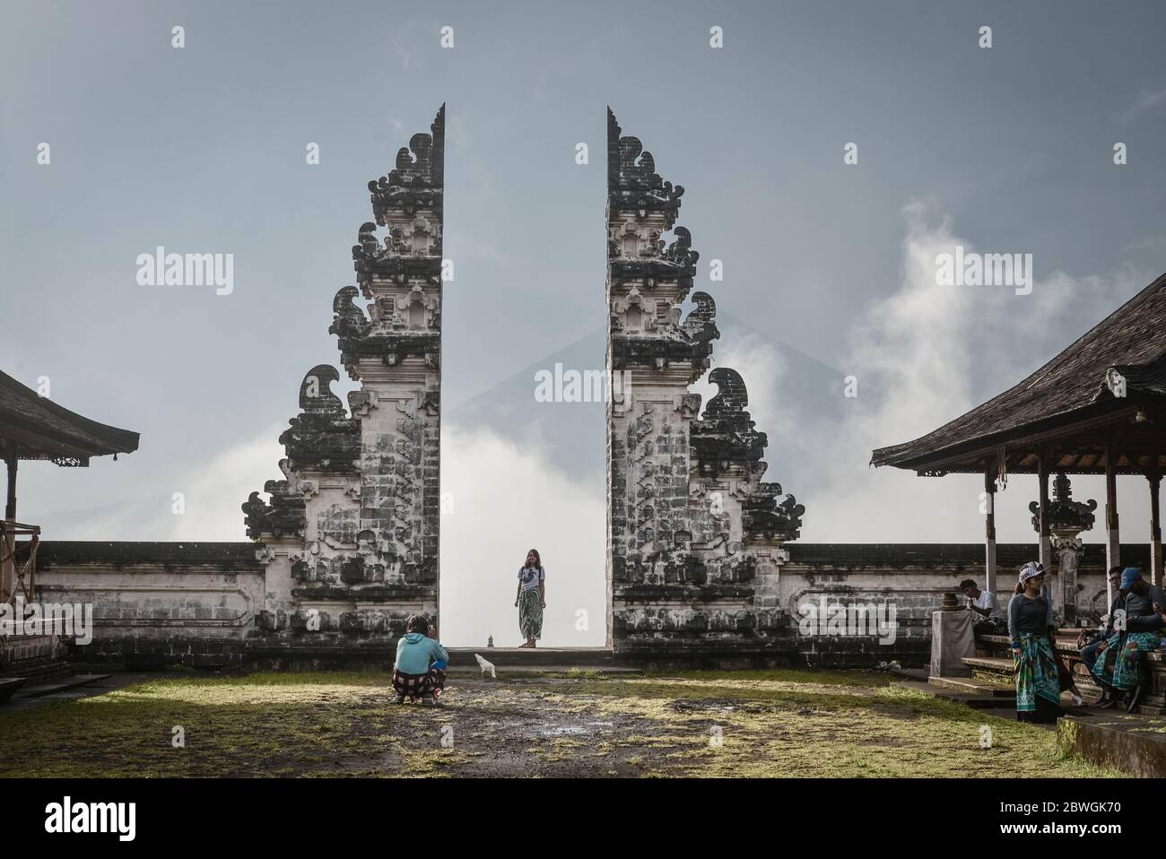 BALI, INDONÉSIE - 12 JANVIER 2018 : le gars prend une photo d'une fille à la porte du temple de Pura Lempuyang, à Bali, en Indonésie Banque D'Images